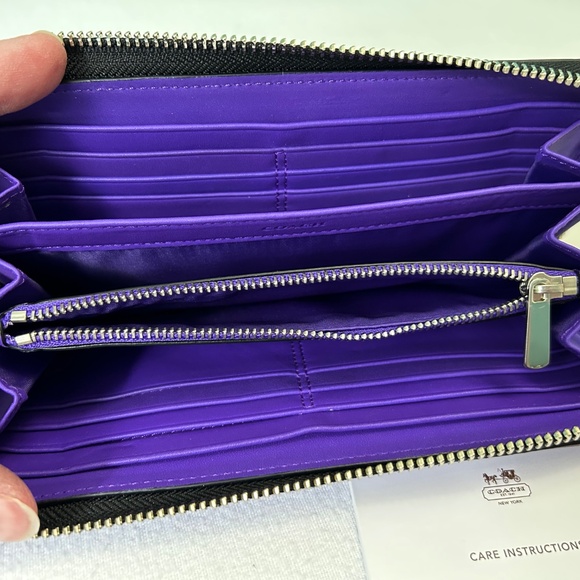 Coach Leather Zip Wallet - Horse & Carriage Embossed - Picture 2 of 4